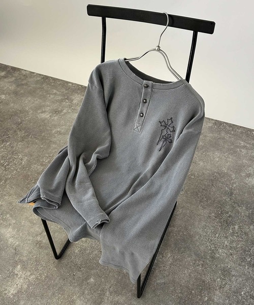 NYLAUS（ナイラス）の「【NYS】ヴィンテージライク クロス刺繍 ヘンリーネックTシャツ ワッフルダメージロンT 長袖Tシャツ ピグメント加工 ユニセックス（Tシャツ/カットソー・メンズ・チャコール/ブラック/グレー・M/L）」の20枚目の写真