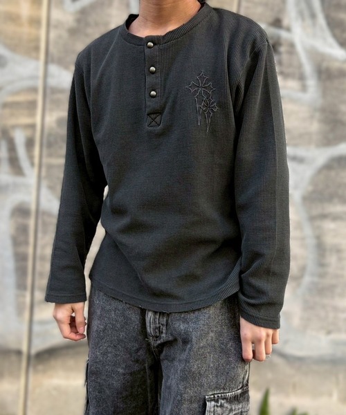 NYLAUS（ナイラス）の「【NYS】ヴィンテージライク クロス刺繍 ヘンリーネックTシャツ ワッフルダメージロンT 長袖Tシャツ ピグメント加工 ユニセックス（Tシャツ/カットソー・メンズ・チャコール/ブラック/グレー・M/L）」の6枚目の写真