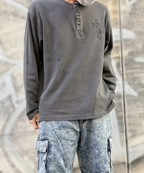 NYLAUS（ナイラス）の「【NYS】ヴィンテージライク クロス刺繍 ヘンリーネックTシャツ ワッフルダメージロンT 長袖Tシャツ ピグメント加工 ユニセックス（Tシャツ/カットソー・メンズ・チャコール/ブラック/グレー・M/L）」の5枚目の写真