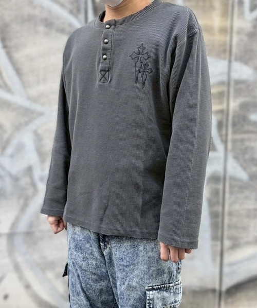 NYLAUS（ナイラス）の「【NYS】ヴィンテージライク クロス刺繍 ヘンリーネックTシャツ ワッフルダメージロンT 長袖Tシャツ ピグメント加工 ユニセックス（Tシャツ/カットソー・メンズ・チャコール/ブラック/グレー・M/L）」の4枚目の写真
