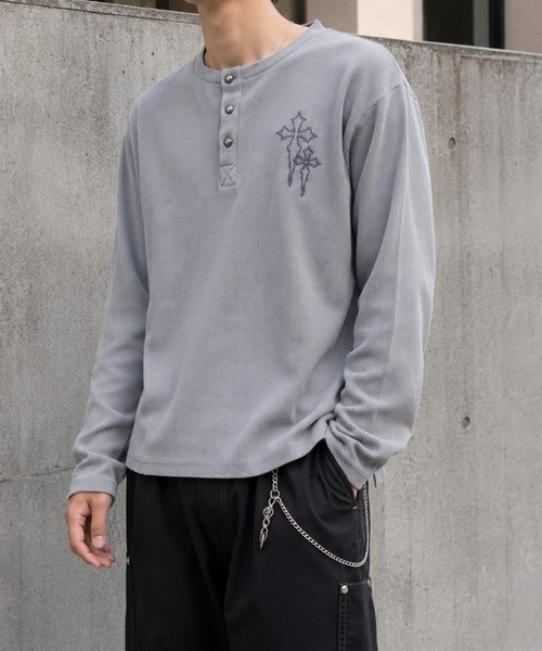NYLAUS(ナイラス)の「【NYS】ヴィンテージライク クロス刺繍 ヘンリーネックTシャツ ワッフルダメージロンT 長袖Tシャツ ピグメント加工 ユニセックス(Tシャツ/カットソー・メンズ・チャコール/ブラック/グレー・M/L)」の7枚目の写真