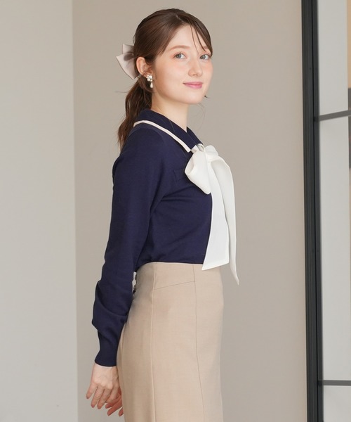 ASTORIA ODIER(アストリアオディール)の「ラメリボンタイ襟付きニット(ニット/セーター・レディース・ブラウン/アイボリー/ブラック/ネイビー・MEDIUM/LARGE)」の5枚目の写真