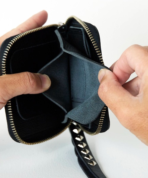 CALEE/キャリー PLANE LEATHER ZIP MULTI WALLET スタッズストラップ