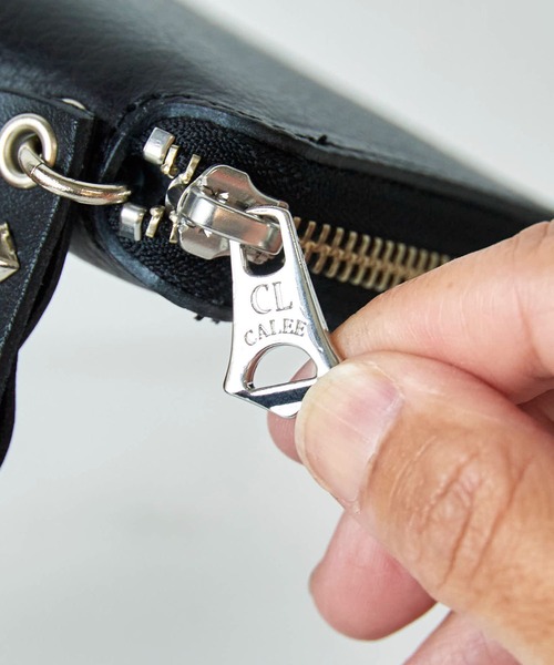 CALEE/キャリー PLANE LEATHER ZIP MULTI WALLET スタッズストラップ