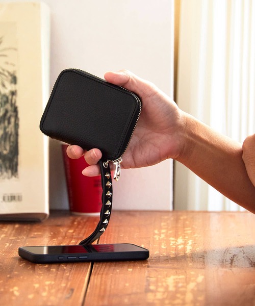 CALEE（キャリー）の「CALEE/キャリー PLANE LEATHER ZIP MULTI WALLET スタッズストラップ付き 財布（財布・メンズ・ブラック・FREE）」の4枚目の写真
