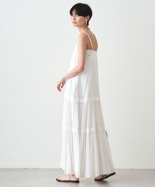 LOUNGEDRESS（ラウンジドレス）の「サテンティアードキャミワンピース（ワンピース・レディース・ネイビー/ベージュ/モスグリーン/オフホワイト/ブラック・SMALL/LARGE/MEDIUM）」の7枚目の写真