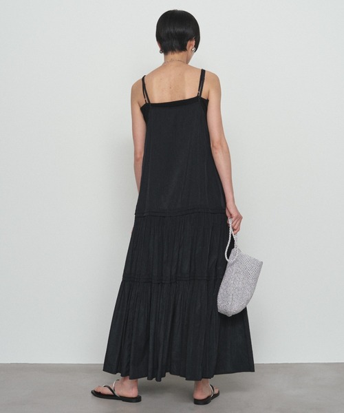 LOUNGEDRESS（ラウンジドレス）の「《全骨格対応/リピートNo.1》サテンティアードキャミワンピース（ワンピース・レディース・ネイビー/ベージュ/モスグリーン/オフホワイト/ブラック/イエロー/ブラウン・SMALL/LARGE/MEDIUM）」の11枚目の写真
