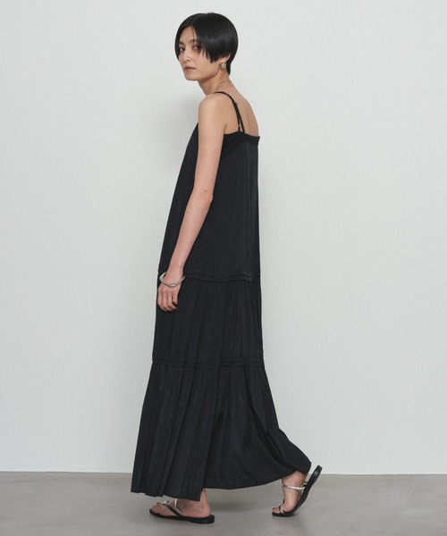 LOUNGEDRESS（ラウンジドレス）の「《全骨格対応/リピートNo.1》サテンティアードキャミワンピース（ワンピース・レディース・ネイビー/ベージュ/モスグリーン/オフホワイト/ブラック/イエロー/ブラウン・SMALL/LARGE/MEDIUM）」の10枚目の写真