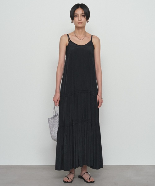 LOUNGEDRESS（ラウンジドレス）の「《全骨格対応/リピートNo.1》サテンティアードキャミワンピース（ワンピース・レディース・ネイビー/ベージュ/モスグリーン/オフホワイト/ブラック/イエロー/ブラウン・SMALL/LARGE/MEDIUM）」の9枚目の写真