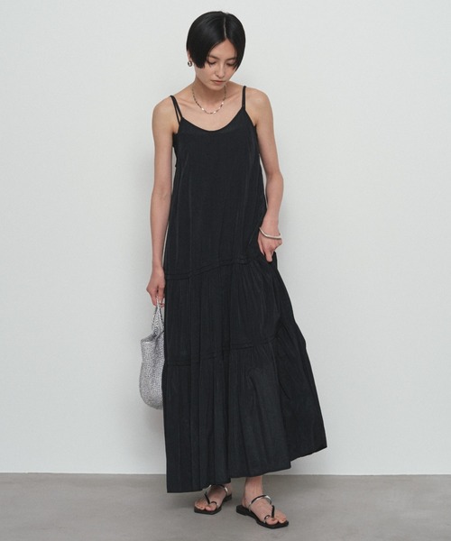 LOUNGEDRESS（ラウンジドレス）の「《全骨格対応/リピートNo.1》サテンティアードキャミワンピース（ワンピース・レディース・ネイビー/ベージュ/モスグリーン/オフホワイト/ブラック/イエロー/ブラウン・SMALL/LARGE/MEDIUM）」の8枚目の写真