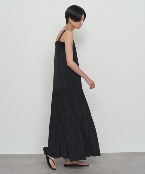 LOUNGEDRESS（ラウンジドレス）の「《全骨格対応/リピートNo.1》サテンティアードキャミワンピース（ワンピース・レディース・ネイビー/ベージュ/モスグリーン/オフホワイト/ブラック/イエロー/ブラウン・SMALL/LARGE/MEDIUM）」の12枚目の写真