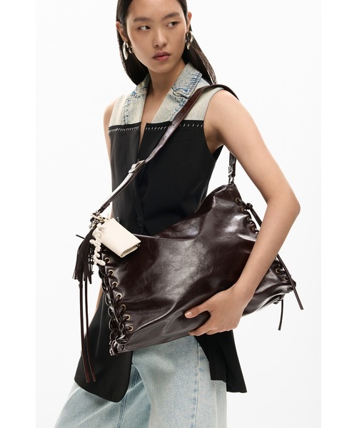 Desigual（デシグアル）の「光沢レザー調 ラージ ショルダーバッグ（ショルダーバッグ・レディース・ブラウン・FREE）」の7枚目の写真