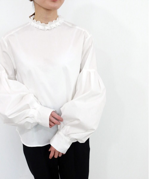Marilyn Moon(マリリンムーン)の「tuck frill volume sleeve blouse(シャツ/ブラウス・レディース・アイボリー/ネイビー/ミント/ホワイト・FREE)」の2枚目の写真