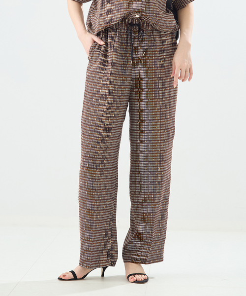 journal standard L'essage（ジャーナルスタンダードレサージュ）の「《追加》【WEB限定カラーあり】DEVEAUX GOLDラメモノトーンイージーパンツ（その他パンツ・レディース・ブラック/ブラック系その他/ホワイト系その他/アイボリー・FREE）」の11枚目の写真