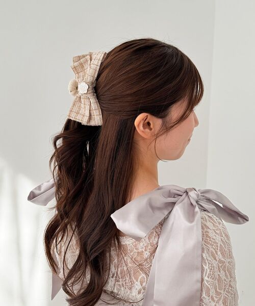 MAJESTIC LEGON(マジェスティックレゴン)の「モチーフ付きツイードバレッタ(バレッタ/ヘアクリップ・レディース・ブラック/アイボリー・FREE)」の3枚目の写真