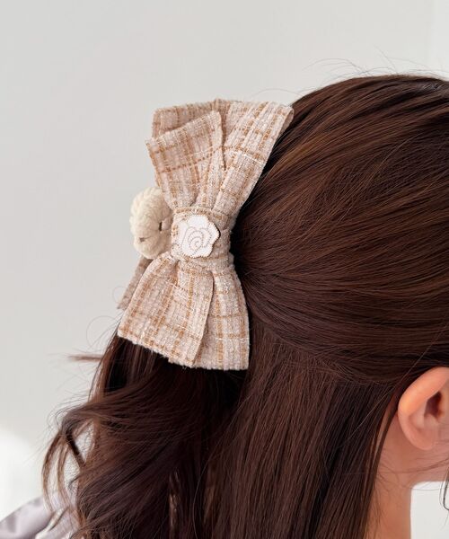 MAJESTIC LEGON(マジェスティックレゴン)の「モチーフ付きツイードバレッタ(バレッタ/ヘアクリップ・レディース・ブラック/アイボリー・FREE)」の4枚目の写真