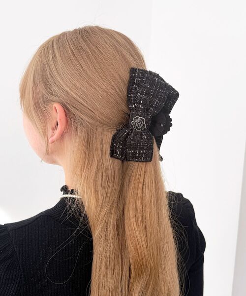 MAJESTIC LEGON(マジェスティックレゴン)の「モチーフ付きツイードバレッタ(バレッタ/ヘアクリップ・レディース・ブラック/アイボリー・FREE)」の5枚目の写真