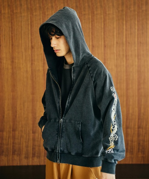 THRIFTY LOOK(スリフティールック)の「THRIFTY LOOK / スリフティールック VIET-NAM EMBROIDERY ZIP-UP PARKA ショート丈 刺繍 ジップアップパーカー(パーカー・メンズ・ブラック/グレー・LARGE/MEDIUM/SMALL)」の2枚目の写真