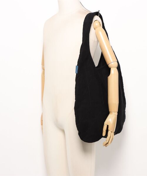 LAVENHAM(ラベンハム)の「Lavenham Exclusive - Washed Round Bag Unisex / ウォッシュド ラウンド バッグ ユニセックス(ショルダーバッグ・メンズ・ブラック/テラコッタ・ONE SIZE)」の5枚目の写真