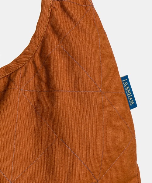 LAVENHAM(ラベンハム)の「Lavenham Exclusive - Washed Round Bag Unisex / ウォッシュド ラウンド バッグ ユニセックス(ショルダーバッグ・メンズ・ブラック/テラコッタ・ONE SIZE)」の18枚目の写真