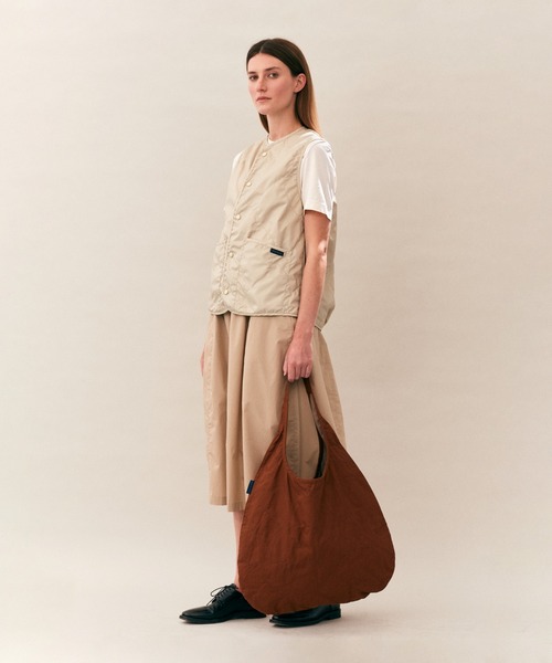 LAVENHAM(ラベンハム)の「Lavenham Exclusive - Washed Round Bag Unisex / ウォッシュド ラウンド バッグ ユニセックス(ショルダーバッグ・メンズ・ブラック/テラコッタ・ONE SIZE)」の12枚目の写真