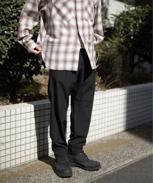UNIVERSAL OVERALL（ユニバーサルオーバーオール）の「UNIVERSAL OVERALL / Addictive OX TUCK TAPERED / タックテーパードスラックス（スラックス・メンズ・ダークグレー/ブラック・28/30/32/34）」の2枚目の写真