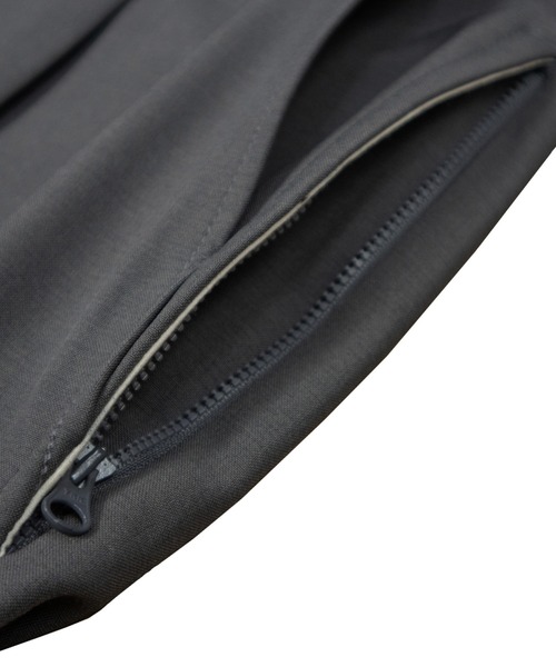 UNIVERSAL OVERALL（ユニバーサルオーバーオール）の「UNIVERSAL OVERALL / Addictive OX TUCK TAPERED / タックテーパードスラックス（スラックス・メンズ・ダークグレー/ブラック・28/30/32/34）」の11枚目の写真