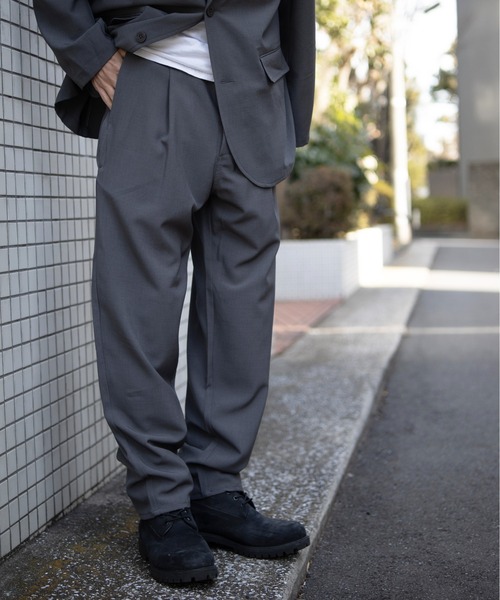 UNIVERSAL OVERALL（ユニバーサルオーバーオール）の「UNIVERSAL OVERALL / Addictive OX TUCK TAPERED / タックテーパードスラックス（スラックス・メンズ・ダークグレー/ブラック・28/30/32/34）」の3枚目の写真