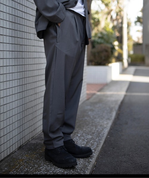 UNIVERSAL OVERALL（ユニバーサルオーバーオール）の「UNIVERSAL OVERALL / Addictive OX TUCK TAPERED / タックテーパードスラックス（スラックス・メンズ・ダークグレー/ブラック・28/30/32/34）」の4枚目の写真