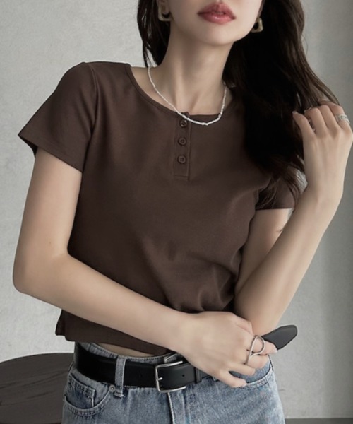 TREOVER(トレオーバー)の「大人の抜け感をプラスするヘンリーネックTシャツ(Tシャツ/カットソー・レディース・ブラウン/レッド/オフホワイト/ブラック・FREE)」の3枚目の写真