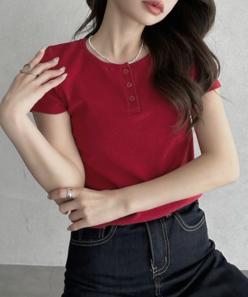 TREOVER(トレオーバー)の「大人の抜け感をプラスするヘンリーネックTシャツ(Tシャツ/カットソー・レディース・ブラウン/レッド/オフホワイト/ブラック・FREE)」の4枚目の写真