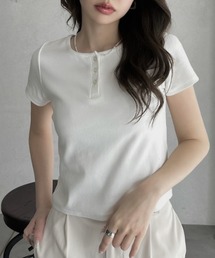 大人の抜け感をプラスするヘンリーネックTシャツ