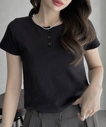 大人の抜け感をプラスするヘンリーネックTシャツ