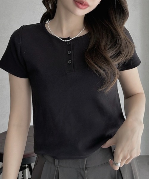 TREOVER(トレオーバー)の「大人の抜け感をプラスするヘンリーネックTシャツ(Tシャツ/カットソー・レディース・ブラウン/レッド/オフホワイト/ブラック・FREE)」の2枚目の写真
