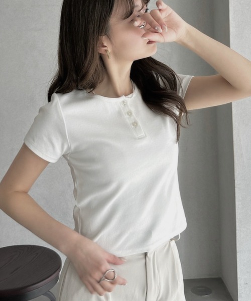 TREOVER(トレオーバー)の「大人の抜け感をプラスするヘンリーネックTシャツ(Tシャツ/カットソー・レディース・ブラウン/レッド/オフホワイト/ブラック・FREE)」の5枚目の写真