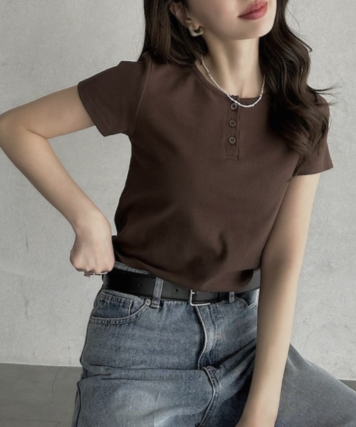 TREOVER(トレオーバー)の「大人の抜け感をプラスするヘンリーネックTシャツ(Tシャツ/カットソー・レディース・ブラウン/レッド/オフホワイト/ブラック・FREE)」の13枚目の写真