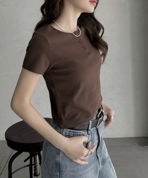 TREOVER(トレオーバー)の「大人の抜け感をプラスするヘンリーネックTシャツ(Tシャツ/カットソー・レディース・ブラウン/レッド/オフホワイト/ブラック・FREE)」の14枚目の写真