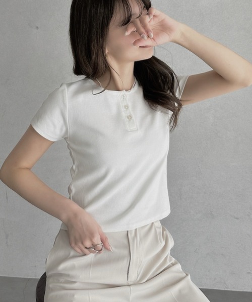 TREOVER(トレオーバー)の「大人の抜け感をプラスするヘンリーネックTシャツ(Tシャツ/カットソー・レディース・ブラウン/レッド/オフホワイト/ブラック・FREE)」の21枚目の写真