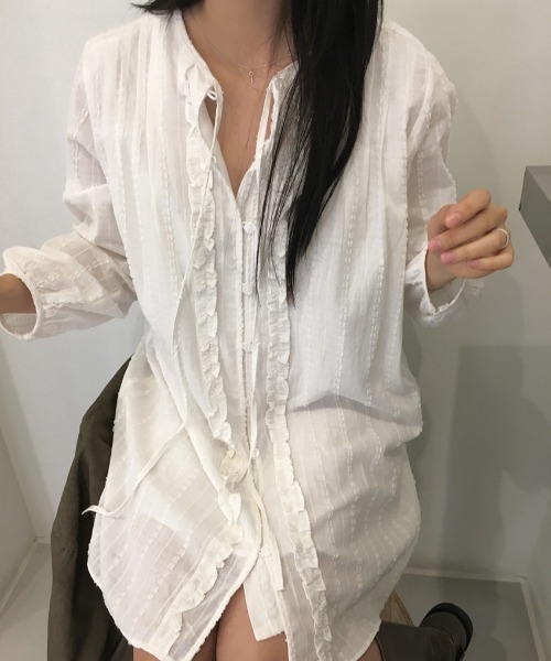 FAVORITO(ファヴォリート)の「フリルリボンロングシャツ(シャツ/ブラウス・レディース・ホワイト/ブラック・F)」の3枚目の写真