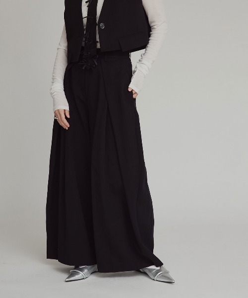 W:Huku(フーク)の「【W:Huku / ドライタッチツイル】クロス タック ワイド スラックス パンツ / Dry-Touch Twill Cross-Weave Wide-Leg Pants(スラックス・レディース・ブラック/ベージュ・M/L)」の4枚目の写真