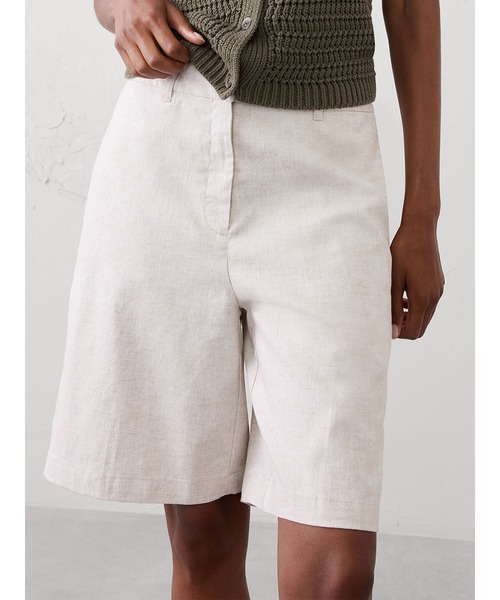 BANANA REPUBLIC FACTORY STORE（バナナリパブリック ファクトリーストア）の「BANANA REPUBLIC FACTORY STORE　　ハイライズリネンブレンドバミューダショートパンツ（その他パンツ・レディース・ホワイト/ブラック/ナチュラル・XS/S/M/L）」の3枚目の写真