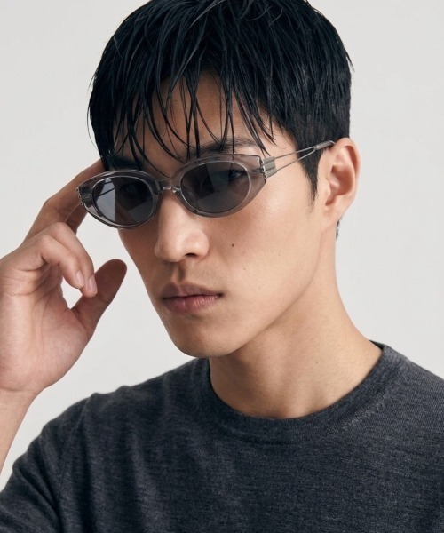 Chikashitsu +(チカシツプラス)の「【Chikashitsu +】silver temple square sunglasses (2color) / 【チカシツプラス】クリアレンズスクエアサングラス(サングラス・メンズ・グレー/ブラック・ONE SIZE)」の2枚目の写真
