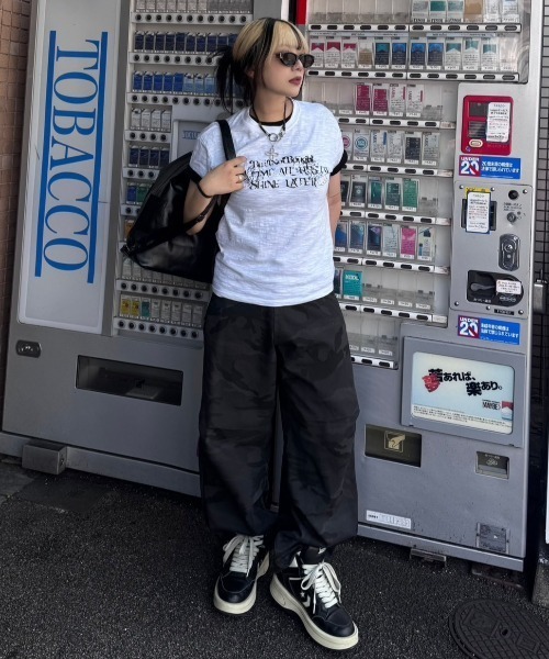 Chikashitsu +(チカシツプラス)の「【Chikashitsu +】silver temple square sunglasses (2color) / 【チカシツプラス】クリアレンズスクエアサングラス(サングラス・メンズ・グレー/ブラック・ONE SIZE)」の10枚目の写真
