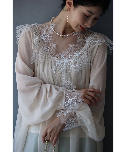 cawaii(カワイイ)の「肌に沿うドレッシーレースブラウストップス(インナー付き)(シャツ/ブラウス・レディース・アイボリー・FREE)」の16枚目の写真