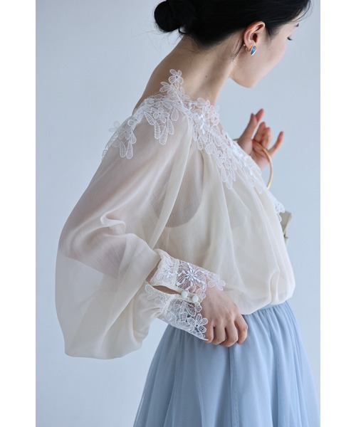 cawaii(カワイイ)の「肌に沿うドレッシーレースブラウストップス(インナー付き)(シャツ/ブラウス・レディース・アイボリー・FREE)」の3枚目の写真