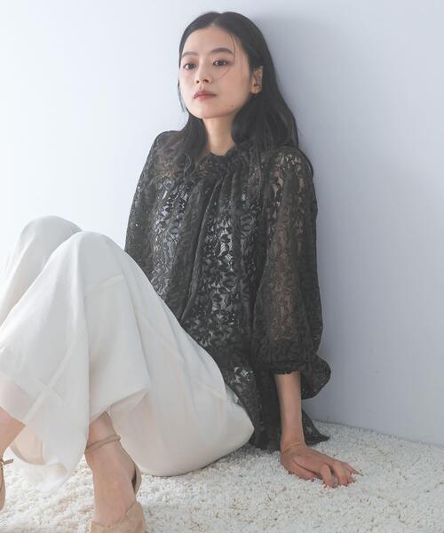 URBAN RESEARCH ROSSO WOMEN(アーバンリサーチ ロッソ)の「リーフレースフリルネックブラウス(シャツ/ブラウス・レディース・ホワイト/カーキ・FREE)」の1枚目の写真