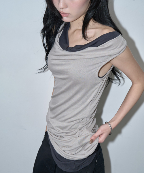 ZIZEMUSEUM(ジゼミュージアム)の「COWL DRAPE TWO-WAY TOP (WARM GRAY)(Tシャツ/カットソー・レディース・その他・SMALL/MEDIUM)」の2枚目の写真