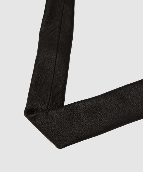 LEMAIRE(ルメール)の「MEDIUM CROISSANT BAG(ショルダーバッグ・メンズ・ブラウン/ブラック・ONE SIZE)」の4枚目の写真