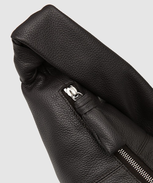LEMAIRE(ルメール)の「MEDIUM CROISSANT BAG(ショルダーバッグ・メンズ・ブラウン/ブラック・ONE SIZE)」の5枚目の写真