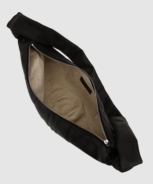 LEMAIRE(ルメール)の「MEDIUM CROISSANT BAG(ショルダーバッグ・メンズ・ブラウン/ブラック・ONE SIZE)」の6枚目の写真